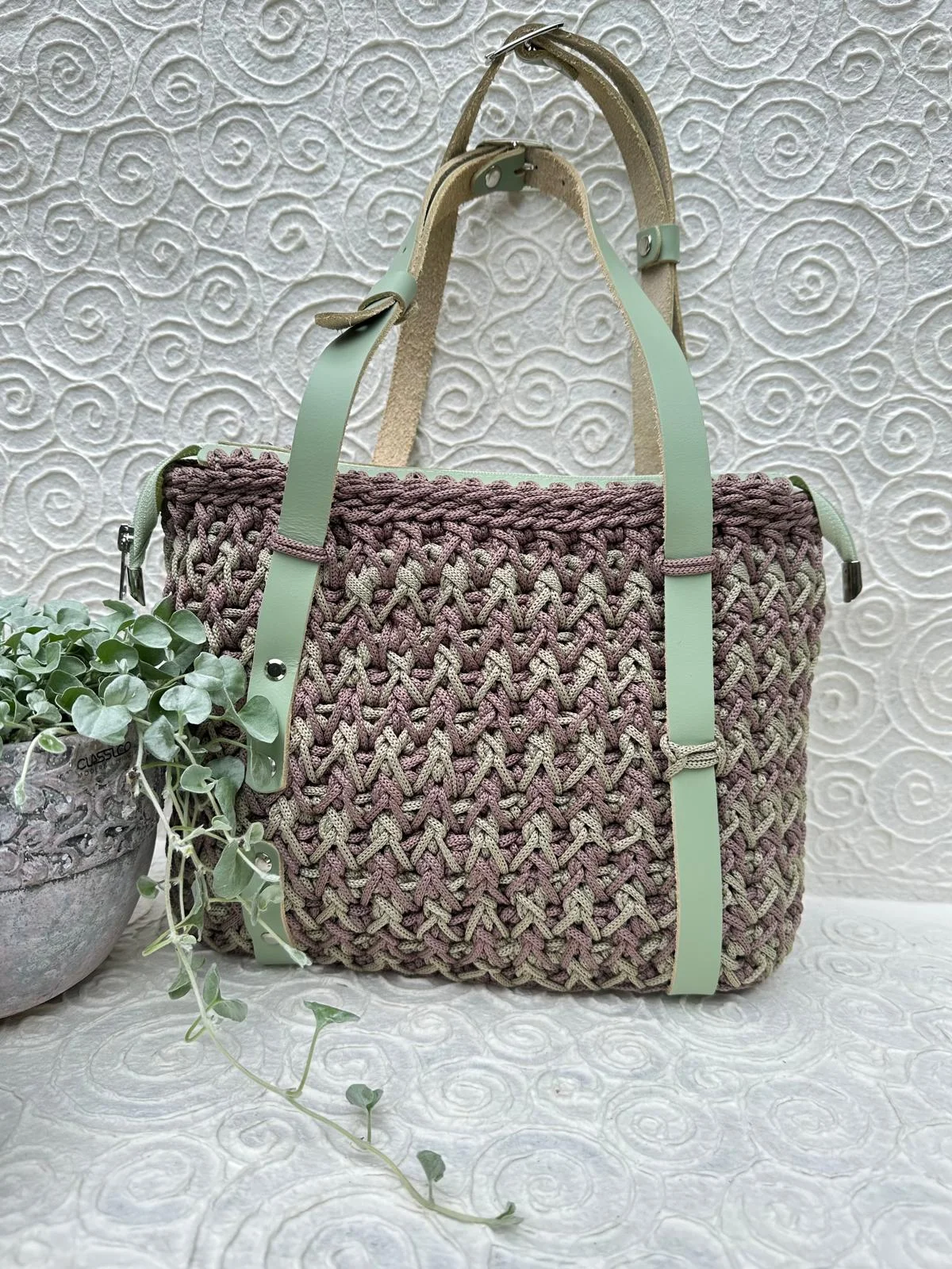Gehäkelte Tasche in Mauve und Salbei mit mintfarbenen Ledergriffen