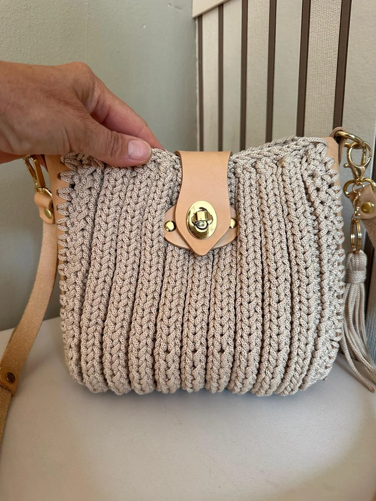 Beige-graue Häkeltasche mit Naturleder-Lasche und goldenem Drehverschluss