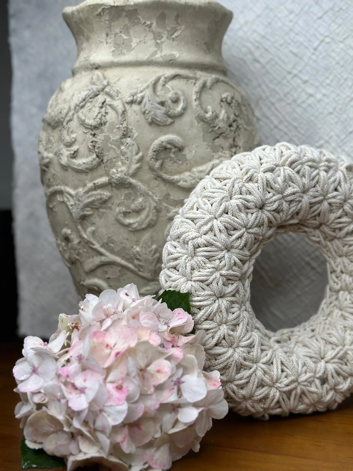 Cremefarbener Türkranz mit Vase und Hortensie